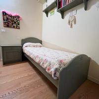 Letto, comodino, due mensole