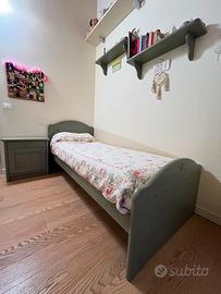 Letto, comodino, due mensole