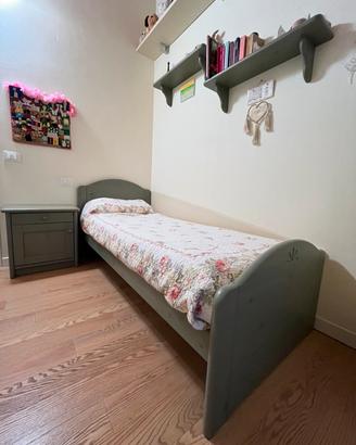 Letto, comodino, due mensole
