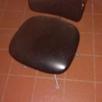 Sgabello girevole in pelle