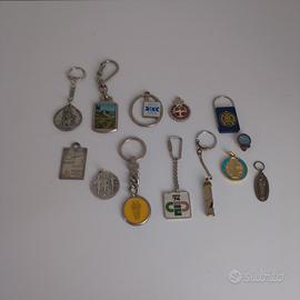 Lotto 13 portachiavi medaglie pin distintivi 