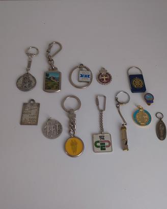Lotto 13 portachiavi medaglie pin distintivi 