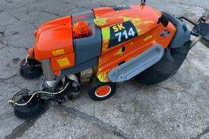 M168 - Motospazzatrice con aspirazione