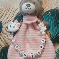 catenella portaciuccio e bavaglino ricamato a mano