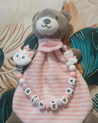 catenella portaciuccio e bavaglino ricamato a mano