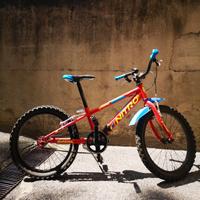 BICI da 20 pollici più 2 caschi bambino