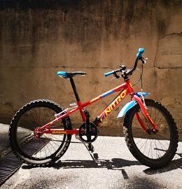 BICI da 20 pollici più 2 caschi bambino