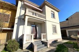 Villa di 208 m² con 5 locali e box auto a Trino