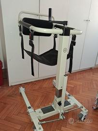 Sedia a rotelle/sollevatore per persona disabile/a