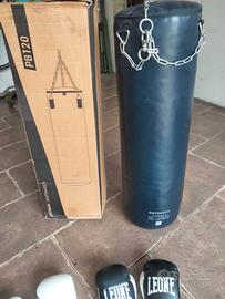 Sacco da box con guantoni e pads