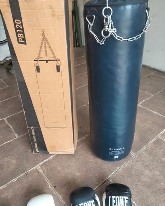 Sacco da box con guantoni e pads