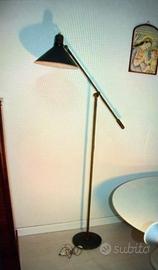 Piantana 1950 in metallo laccato.