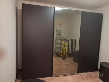 camera da letto e divano 