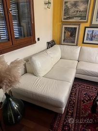 Divano Agolare in pelle bianco