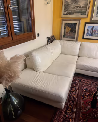 Divano Agolare in pelle bianco