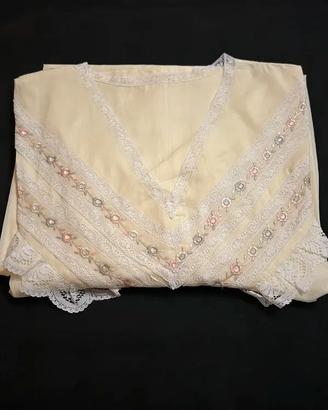 Camicia da notte gialla in cotone con decorazioni