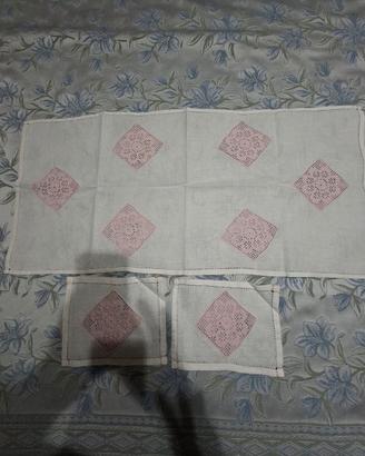 centrotavola con tovaglioli ricamati a mano 