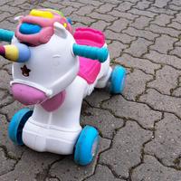 Unicorno che si spinge con i piedi