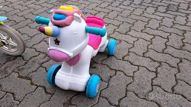 Unicorno che si spinge con i piedi