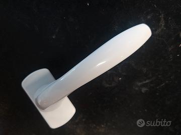 Maniglie bianche per finestre