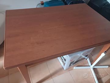 Tavolo con 4 sedie in legno