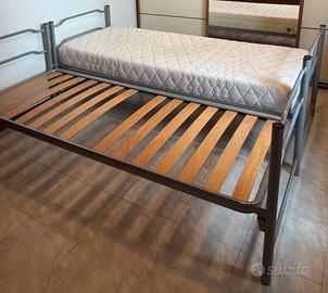 Letto singolo con rete a doghe e materasso premium