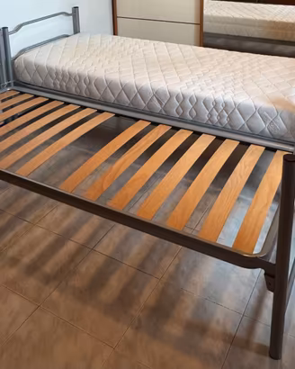 Letto singolo con rete a doghe e materasso premium