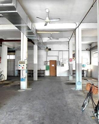 Immobile di 655 m² con 1 locale a Parma