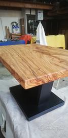 TAVOLO DA SALOTTO IN ULIVO. 