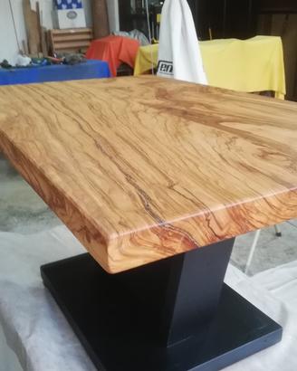 TAVOLO DA SALOTTO IN ULIVO. 