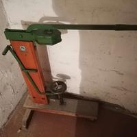 Tappatrice con tappi di sughero.