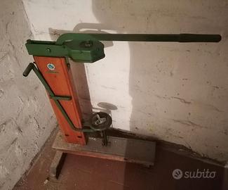 Tappatrice con tappi di sughero.