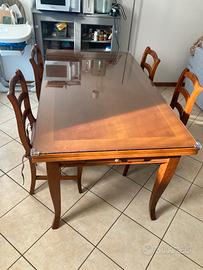 Tavolo in legno da cucina con sedie