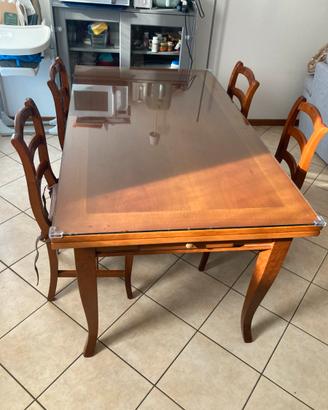 Tavolo in legno da cucina con sedie