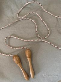 Corda per saltare con manici in legno