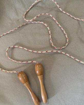 Corda per saltare con manici in legno