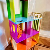 Casetta per bambole colorata in legno