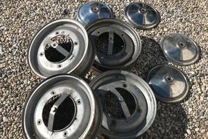 cerchi originali fiat 500 epoca con borchie crom.