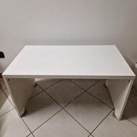 scrivania bianca bassa per bambini. ikea