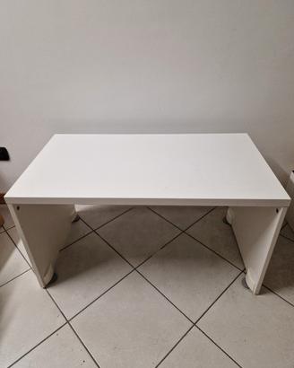 scrivania bianca bassa per bambini. ikea