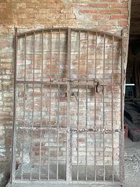 Cancello antico in ferro battuto