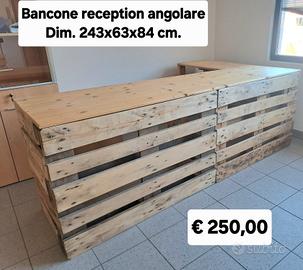 Bancone reception e tavolo consolle