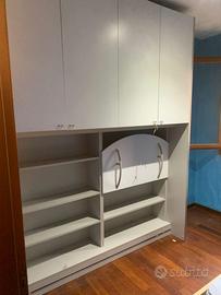 Armadio bianco con scrivania