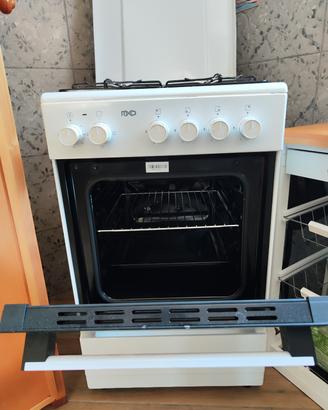 frigorifero e cucina akai
