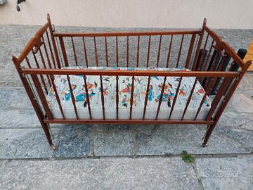 lettino per bambini in legno con rotelle 