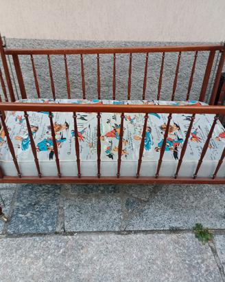 lettino per bambini in legno con rotelle 