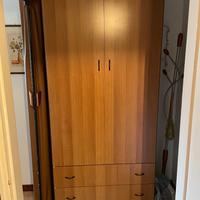 Armadio e cassettiera legno color marrone