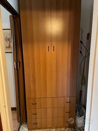 Armadio e cassettiera legno color marrone