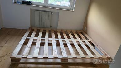 Struttura letto matrimoniale a pallet in legno