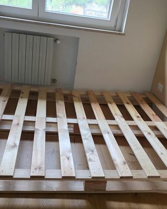 Struttura letto matrimoniale a pallet in legno